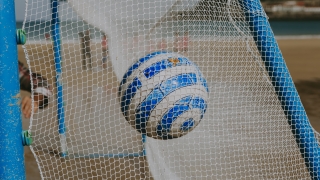 ‘Sareak’, el proyecto de la Real Sociedad que convierte las redes de pesca abandonadas en porterías de fútbol