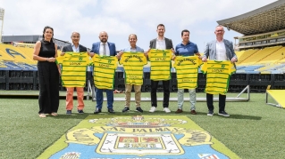 UD Las Palmas and Gran Canaria partner with Norwich City FC to promote the island as a tourist destination in the British market